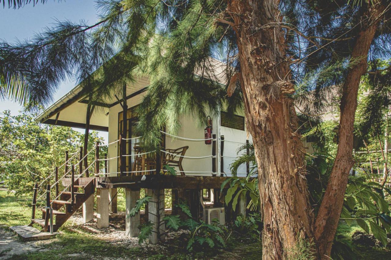 Le Coconut Lodge Avatoru Exterior photo